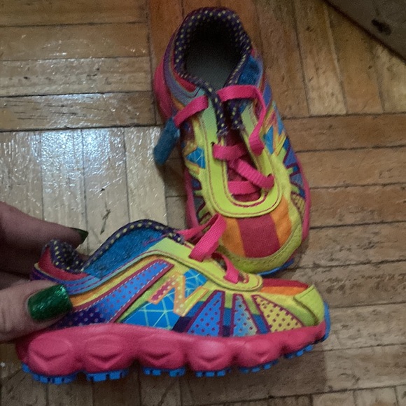 Girl baby shoes size 4 worn once looks brand new no damage or stains - Picture 2 of 4